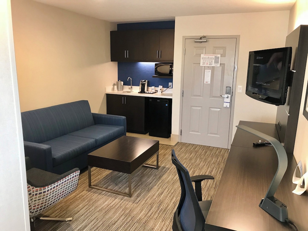 Holiday Inn Express Hotel & Suites Tracy 69/77