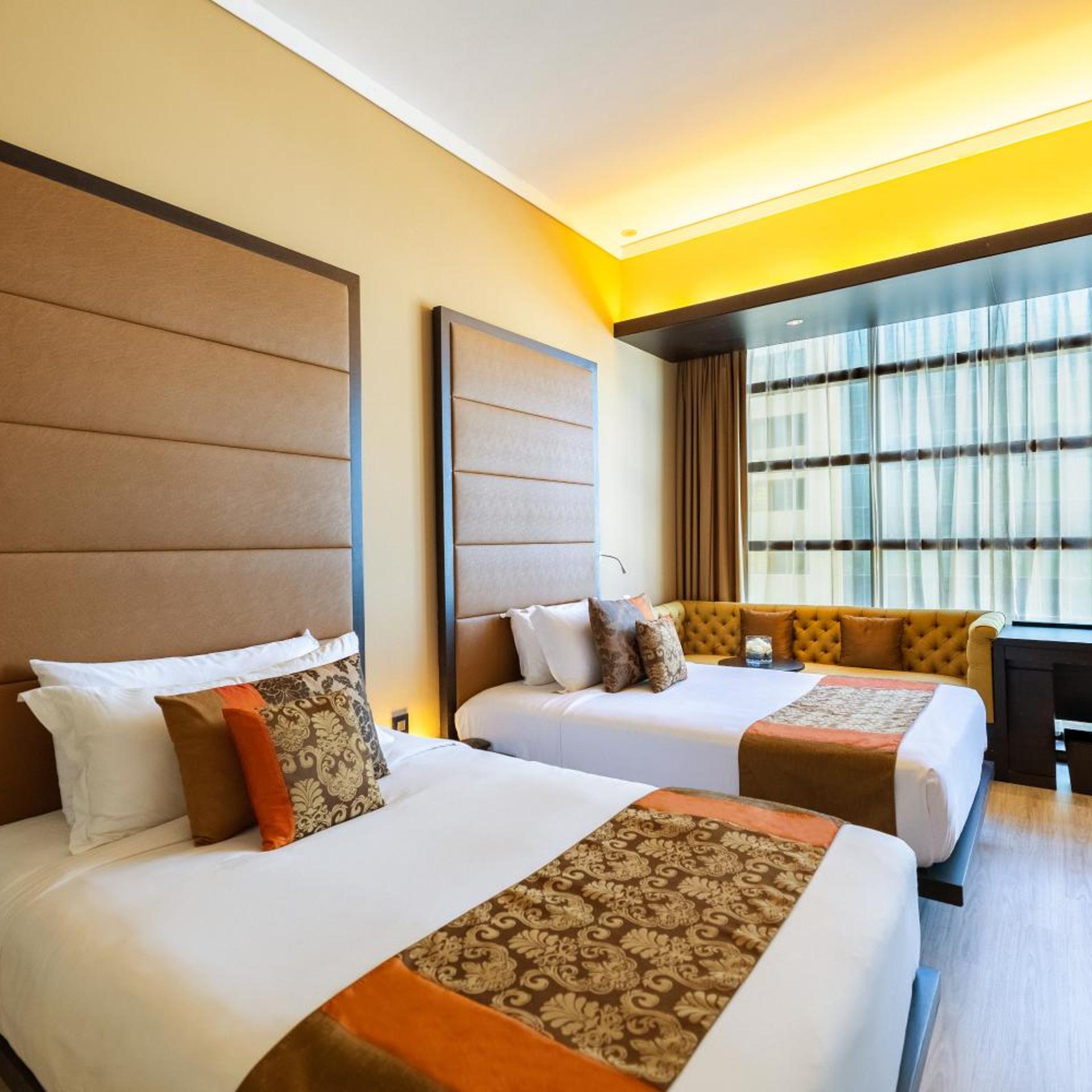 DELUXE, TWIN BEDS