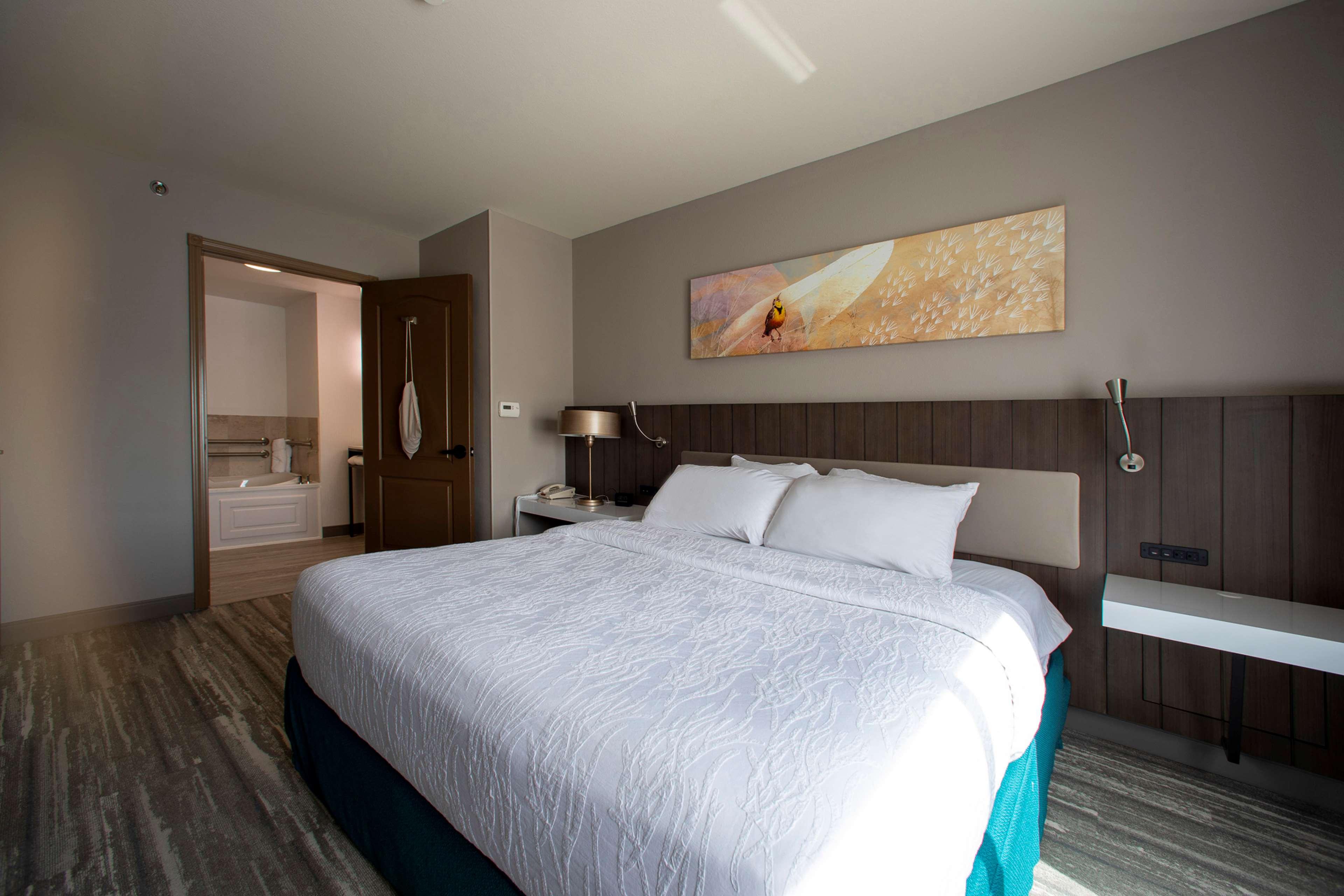 1 BEDROOM, SUITE, KING BED, JETTED TUB, ACCESSIBLE