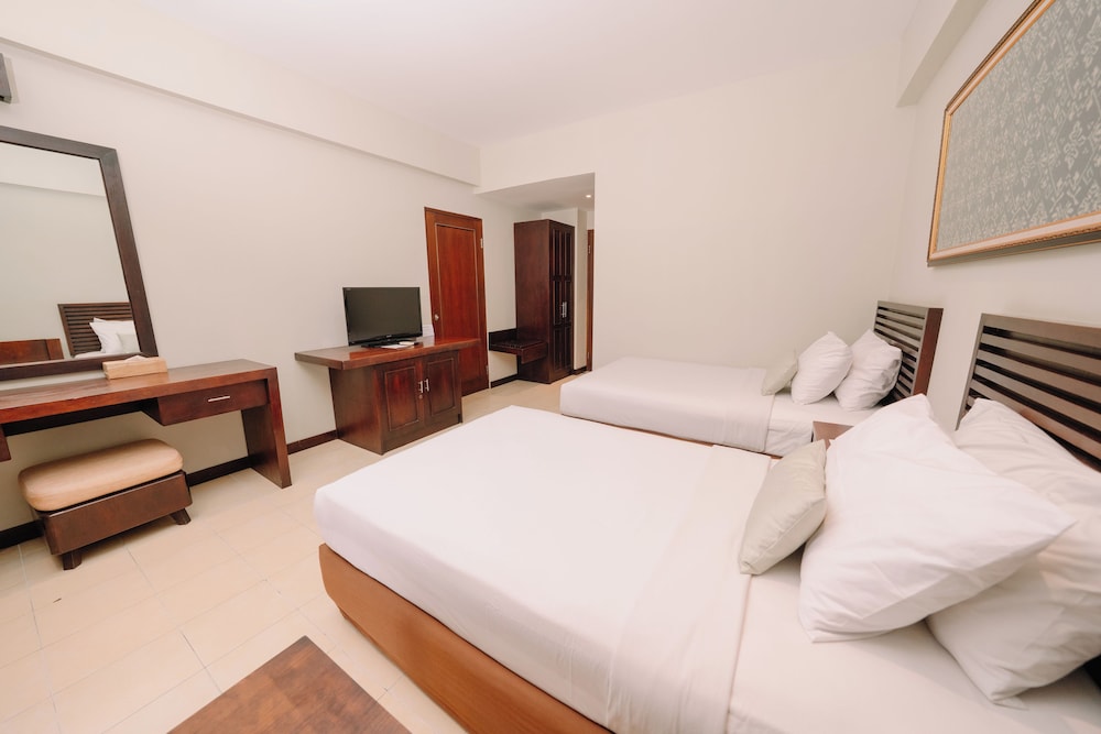 The Grand Santhi Hotel 37/69