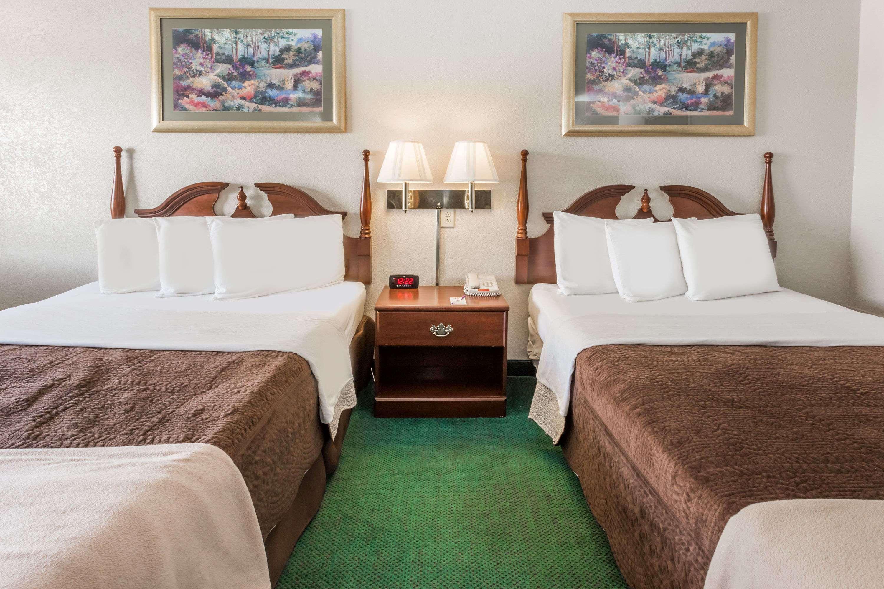 Knights Inn Peru 13/25