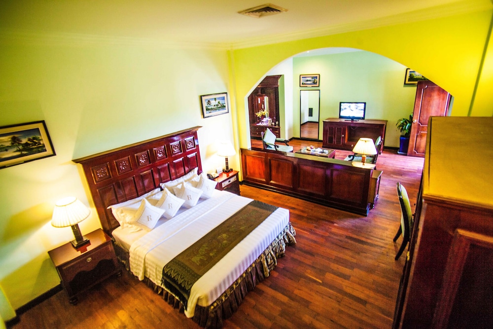 REE HOTEL 9/50