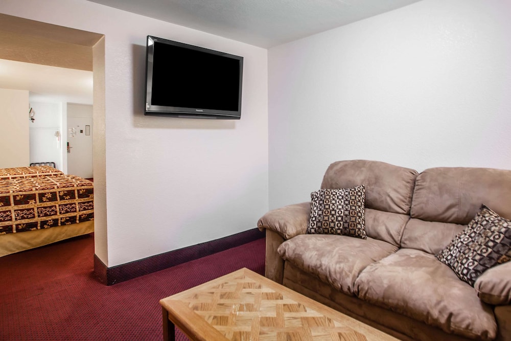 Econo Lodge Truman Inn 40/48