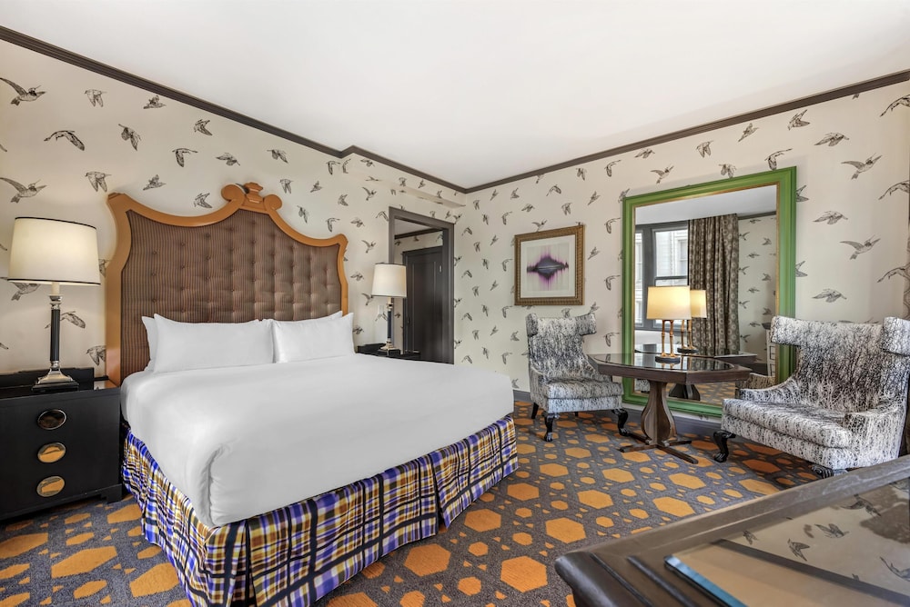 DELUXE, KING BED, CORNER