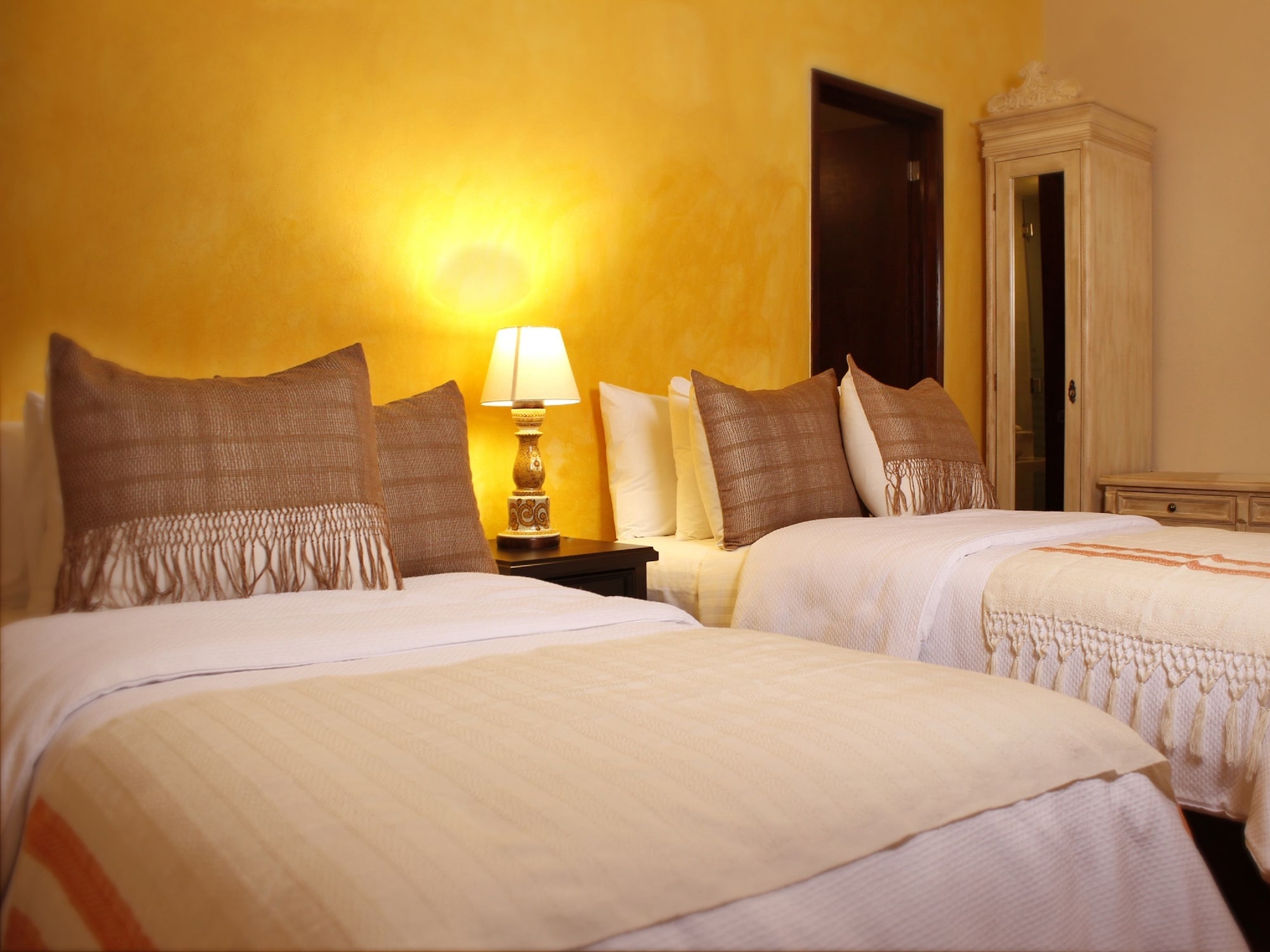 STANDARD, 2 DOUBLE BEDS