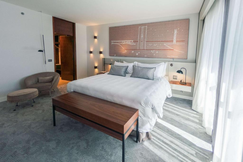 Suite, King Bed, Living Area