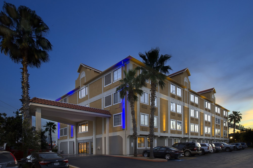 Holiday Inn Express Hotel Suites San Antonio Downtown Market Area 1/38