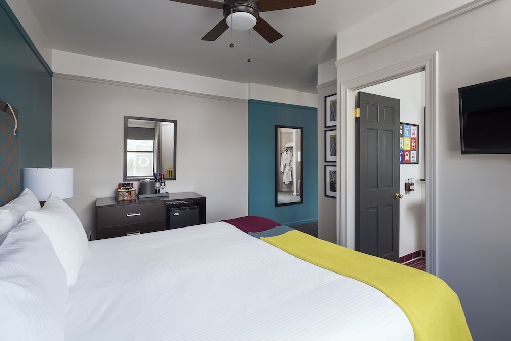 SUITE, KING BED, SOFA