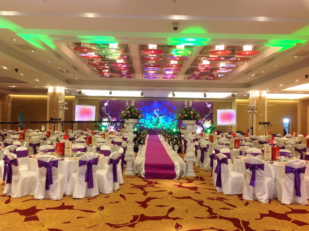 New Century Hotel Qingdao 66/73