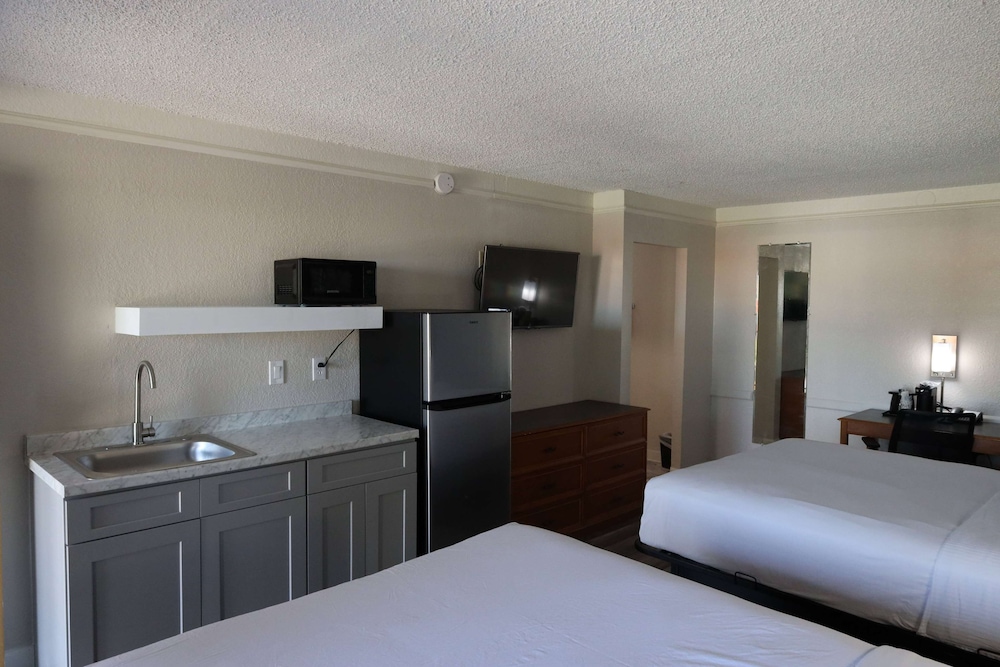Super 8 by Wyndham Austin South / I-35 17/23