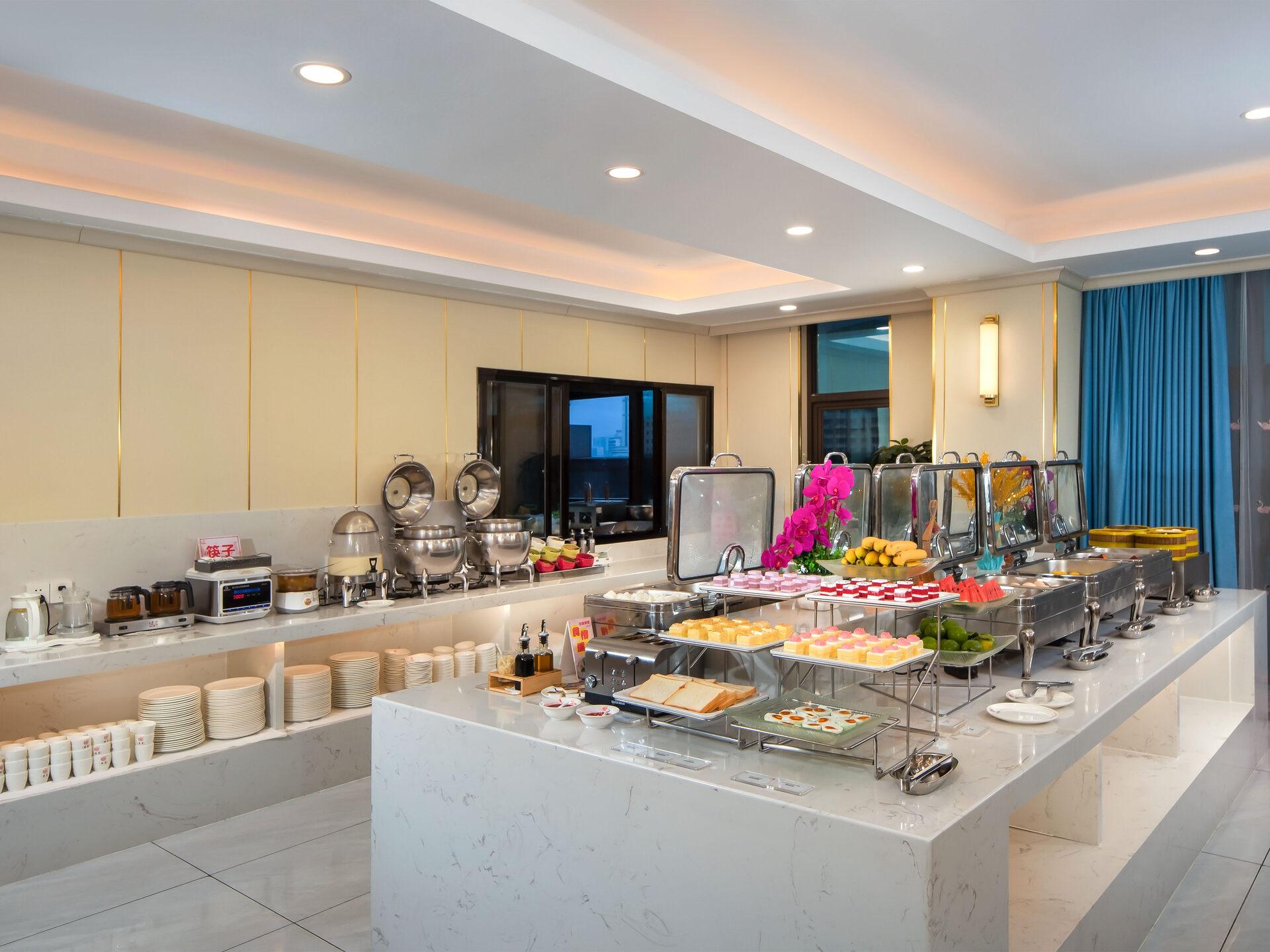 Vienna International Hotel (Maoming High-speed Railway Station) 50/57