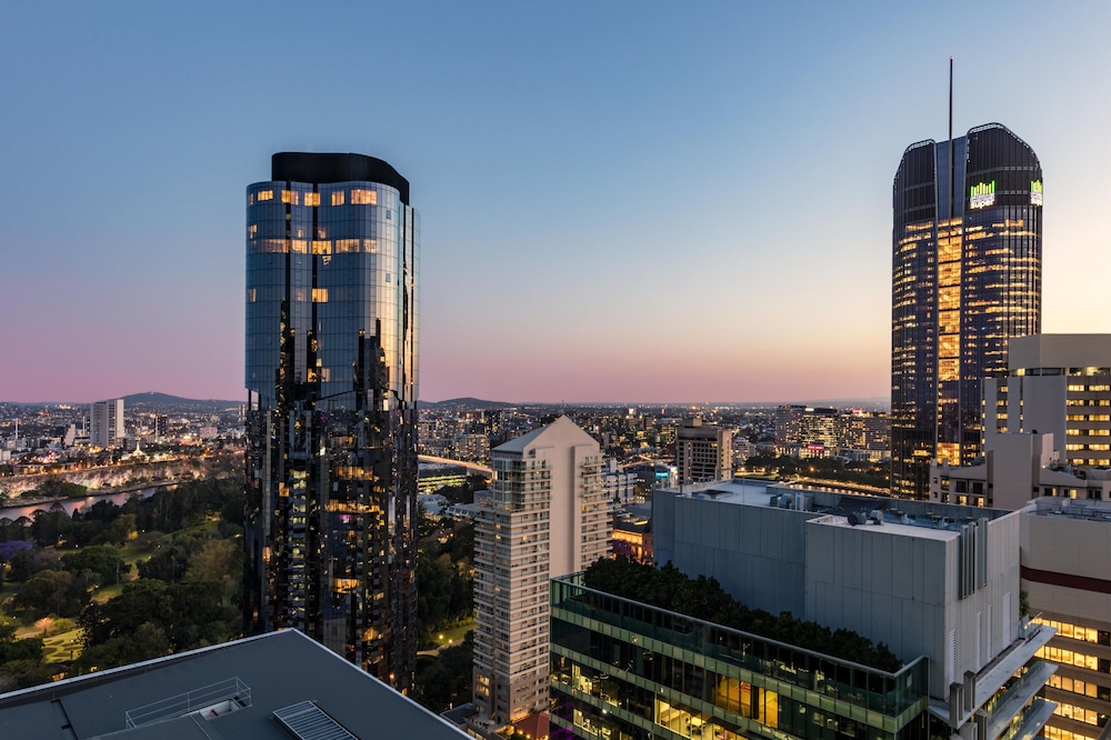 Oaks Brisbane River City Suites 62/72