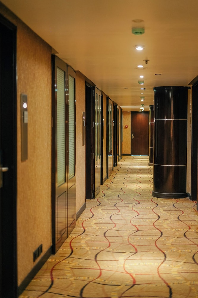 The Peninsula Grand 37/68