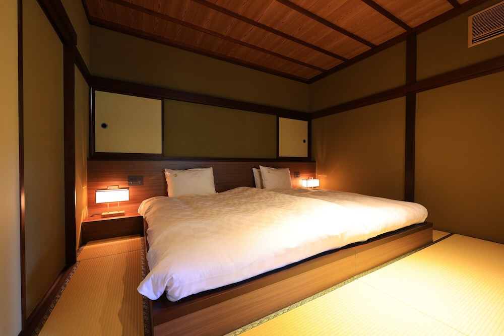 Deluxe, 2 Futon Beds, Indoor Spring Bath