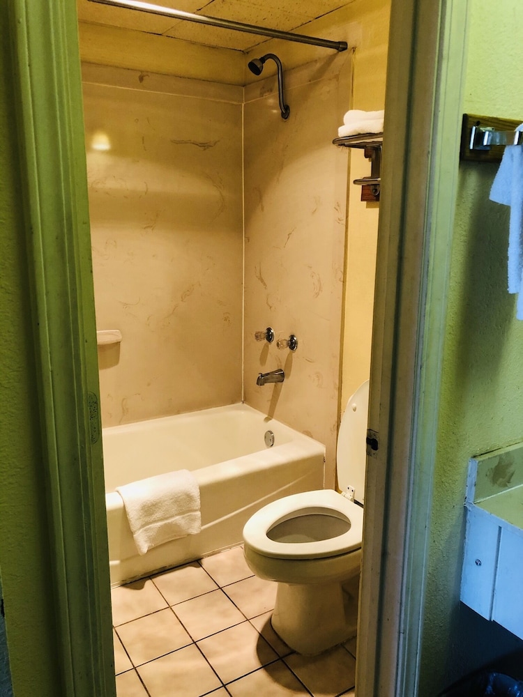 Americas Best Value Inn Suites 11/36