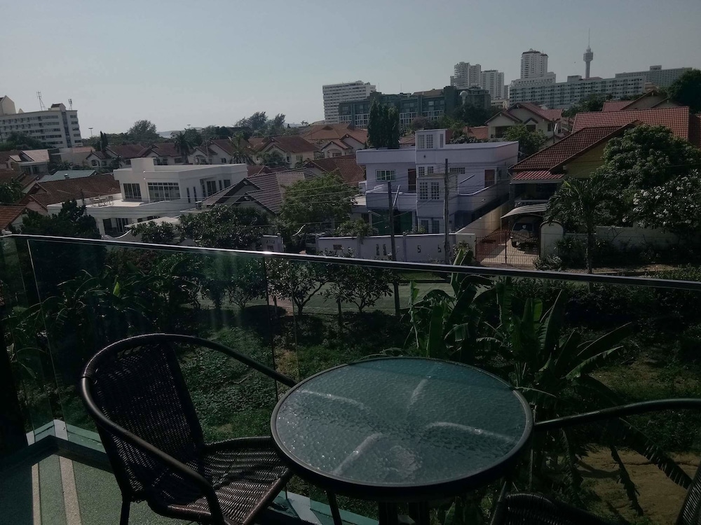 Acqua Condominium 48/50