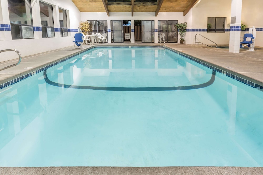 Super 8 By Wyndham Bend OR 30/50