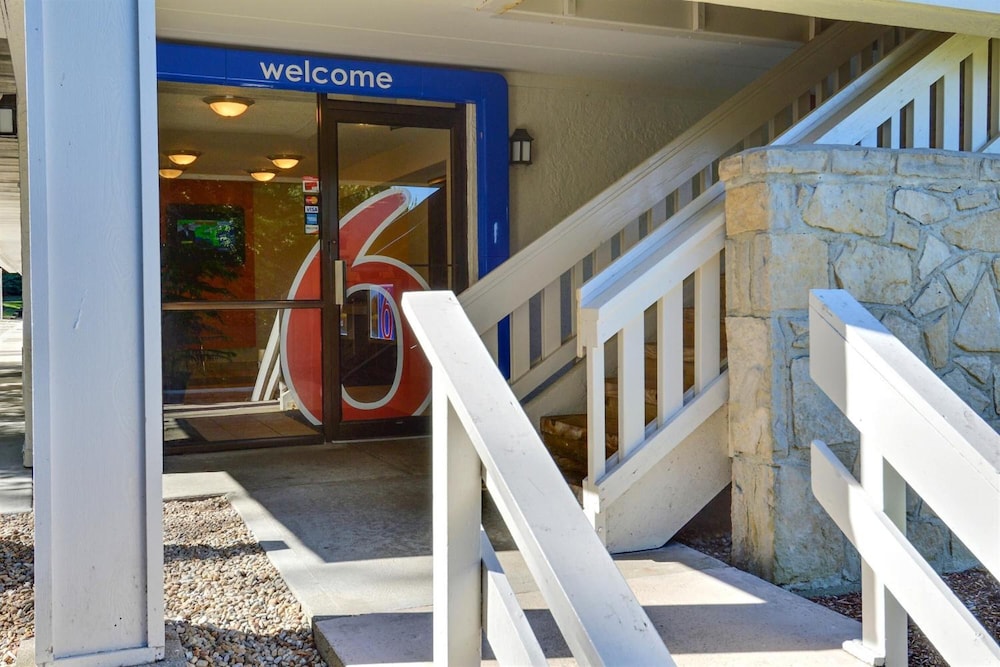 Motel6 Nashua, NH - South 42/55