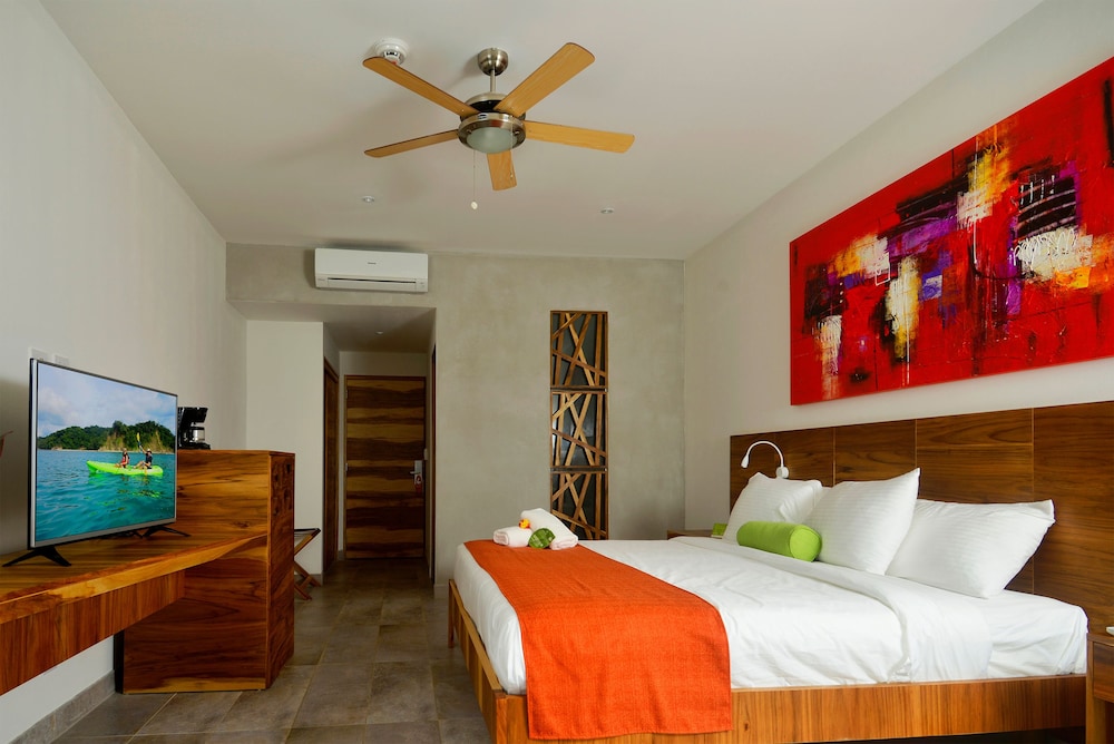 DELUXE, KING BED, GARDEN VIEW