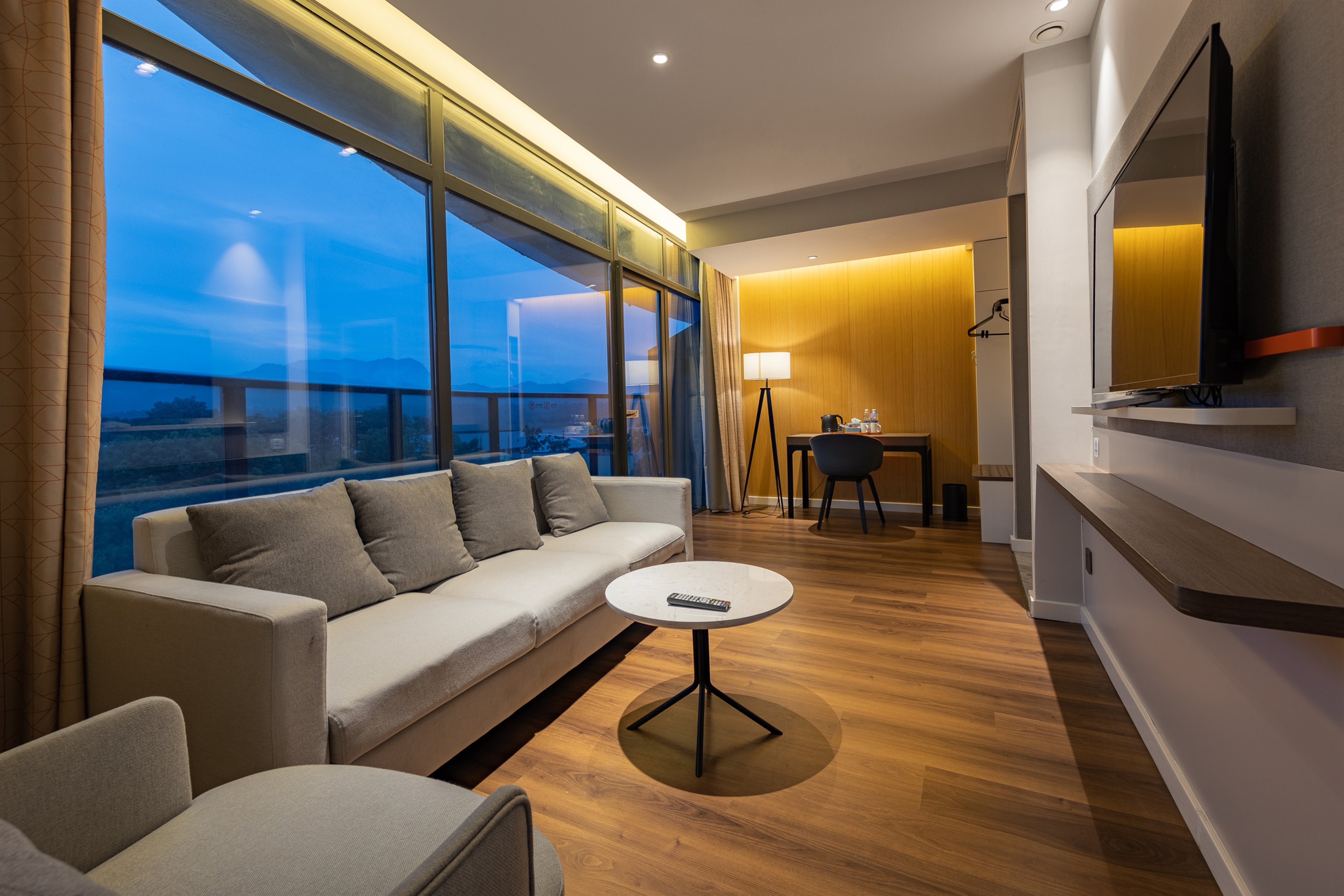 Holiday Inn Express Yichang Riverside 66/81