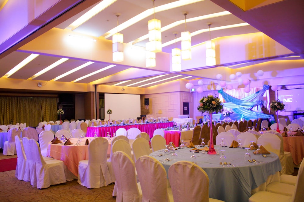 Manila Grand Opera Hotel 53/54