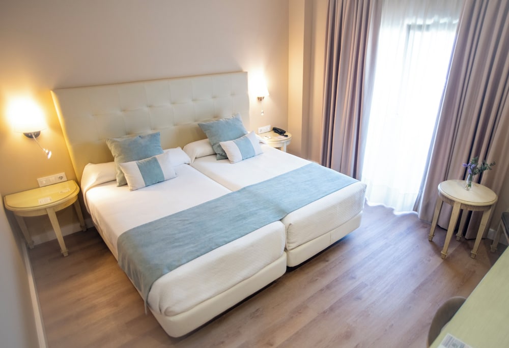 Room, Single, Twin Beds