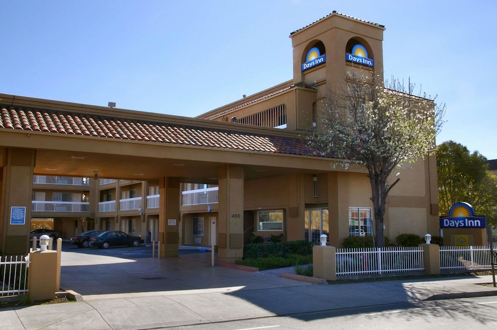 Days Inn by Wyndham Hayward Airport 1/9
