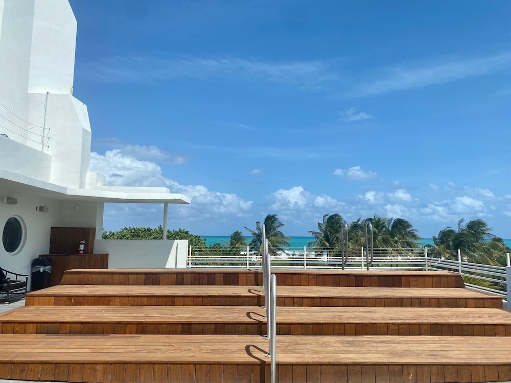 Hotel Breakwater South Beach 2/50