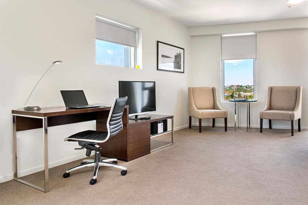 Empire Apartment Hotel 48/56