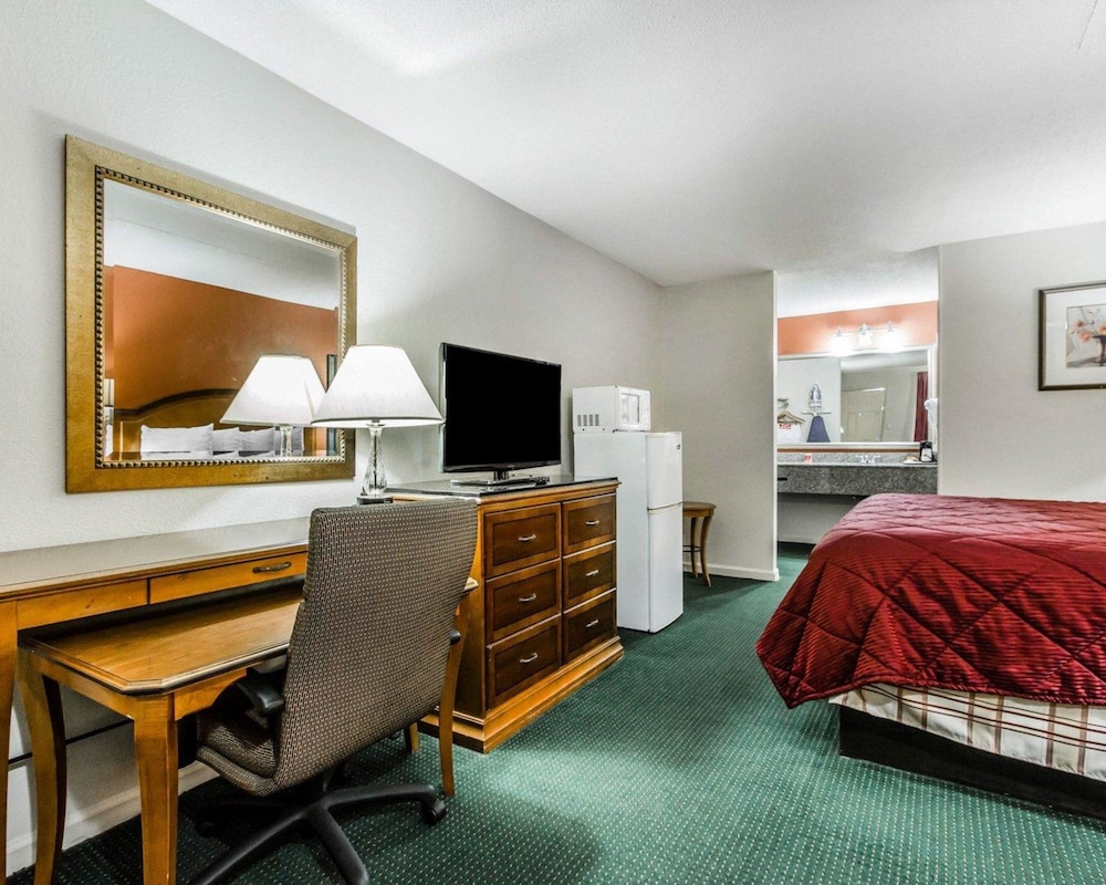 Econo Lodge Inn & Suites Enterprise, AL 16/33