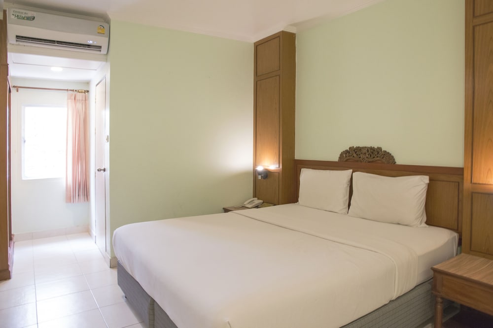 S Lodge Pattaya 8/45