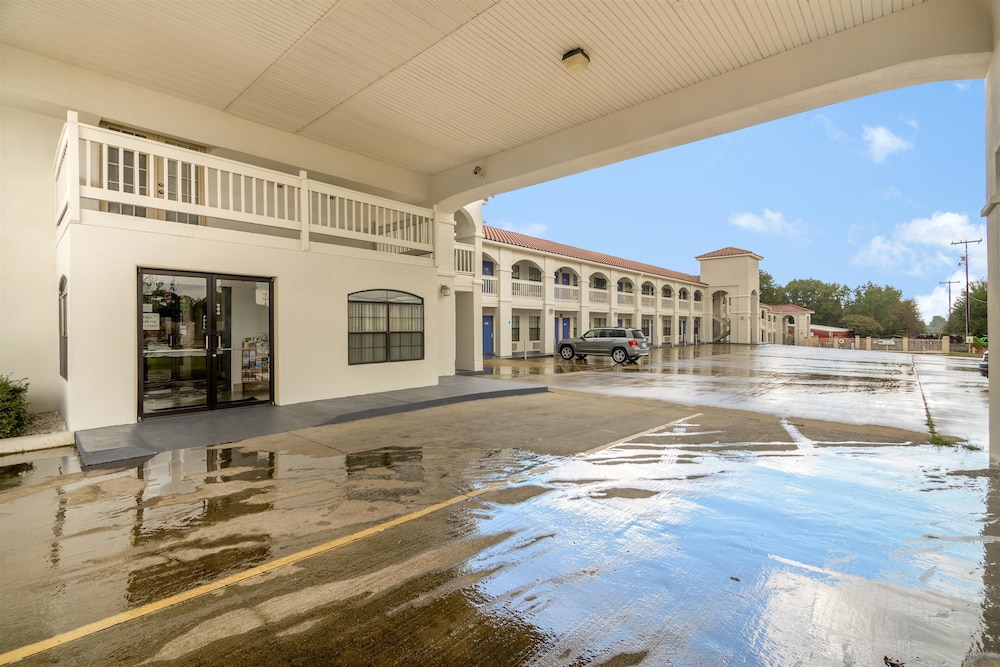 Motel6 Canton, TX 24/33