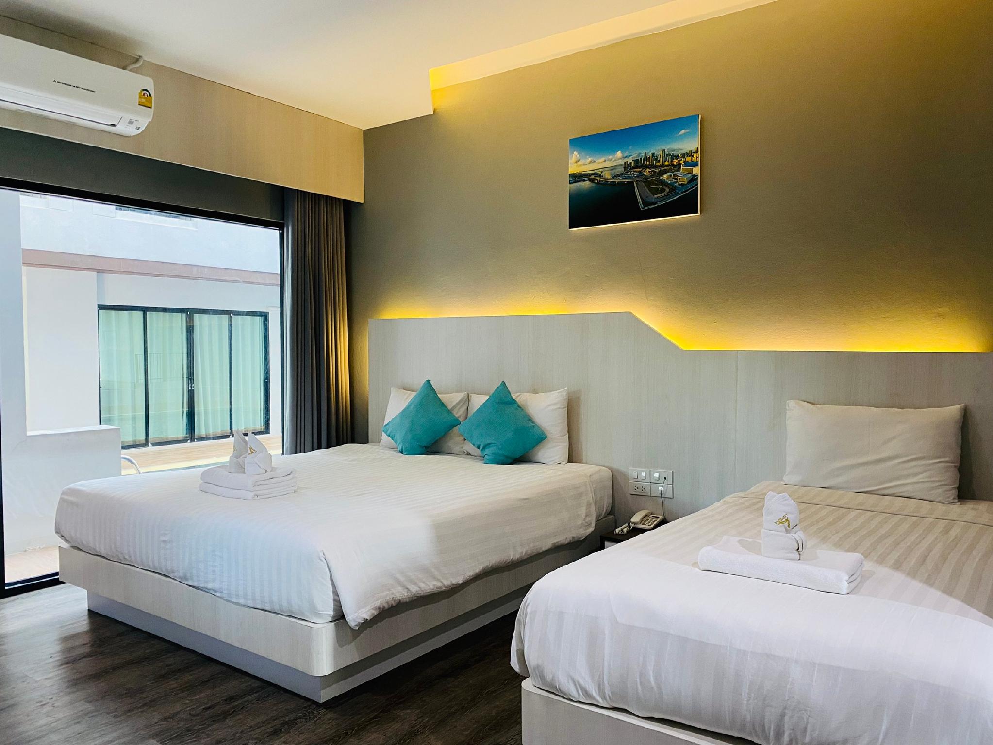 Room, Pool Side