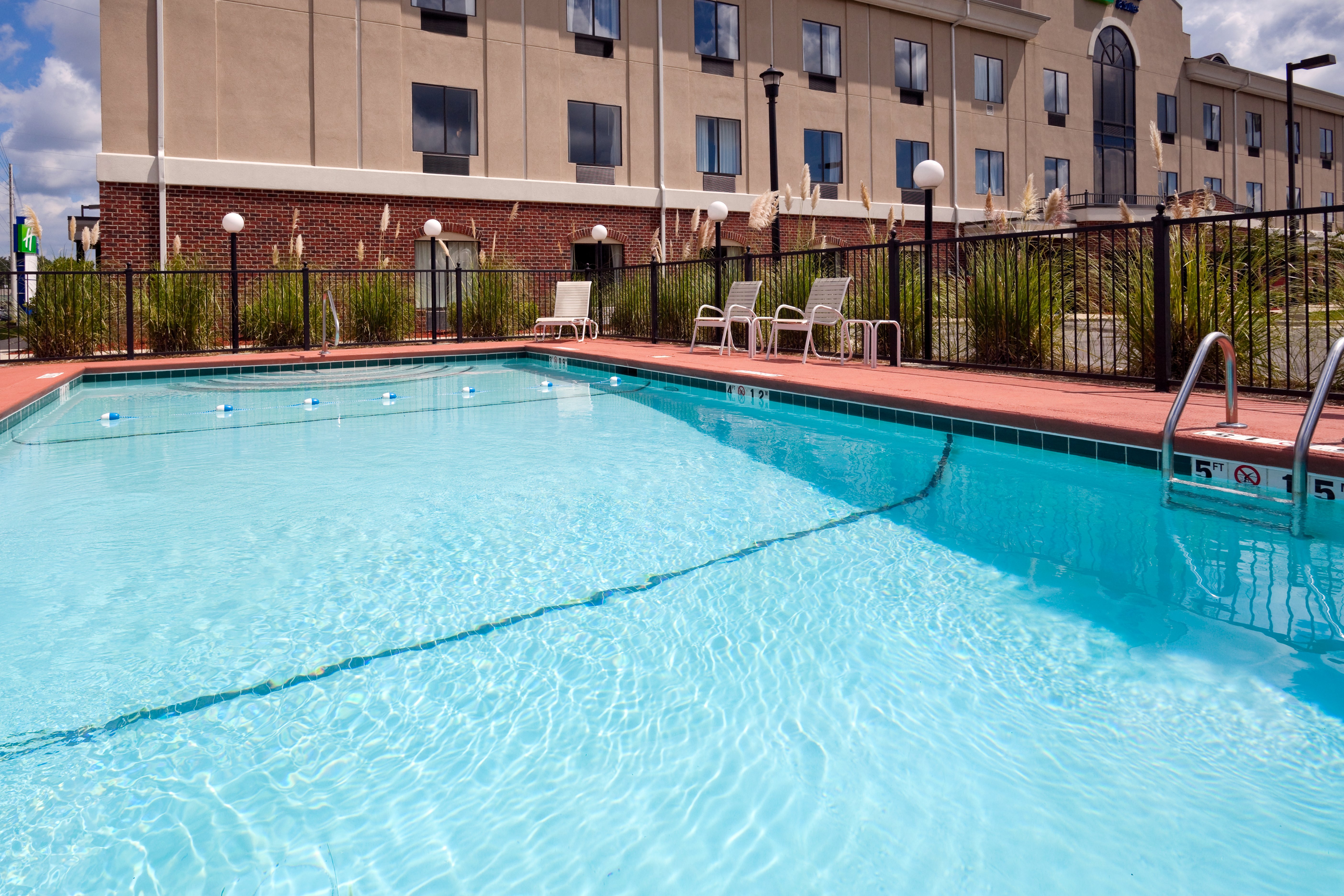 Holiday Inn Express Hotel Suites Pell City 44/71