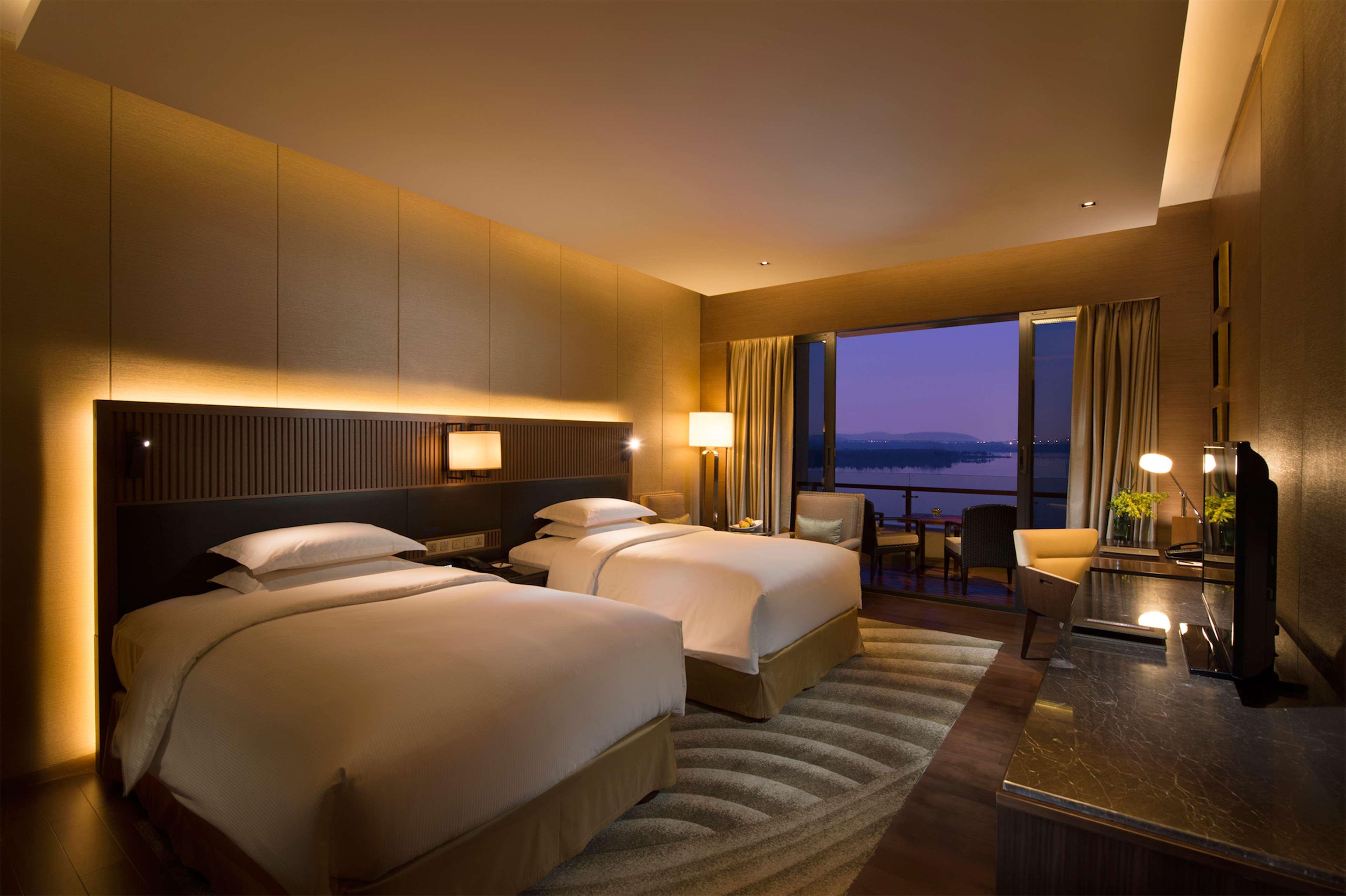 DELUXE, TWIN BEDS, LAKE AND POOL VIEW