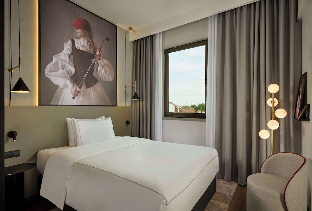 ROOM, SINGLE