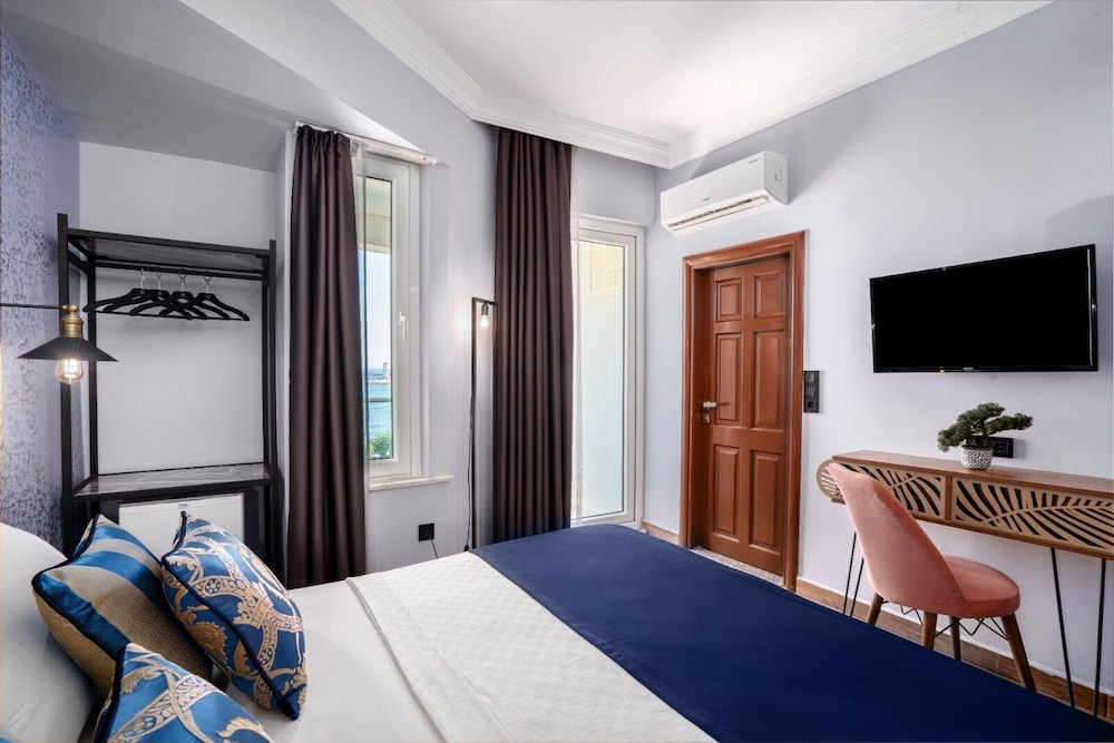 M.C.A. Marquis Hotel 17/57