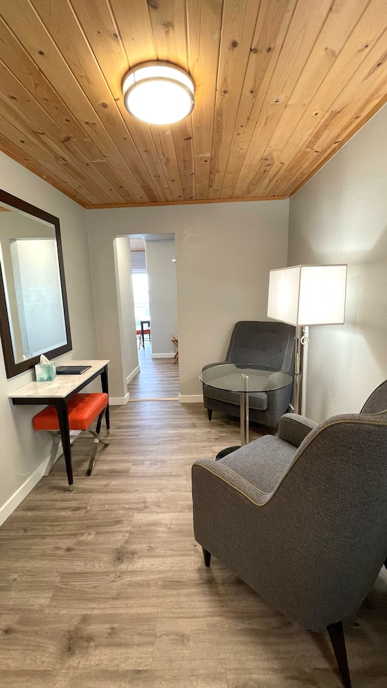 Tides Inn Suites 48/75