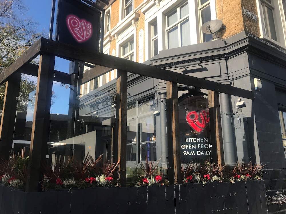 Publove the Crown Battersea 8/50
