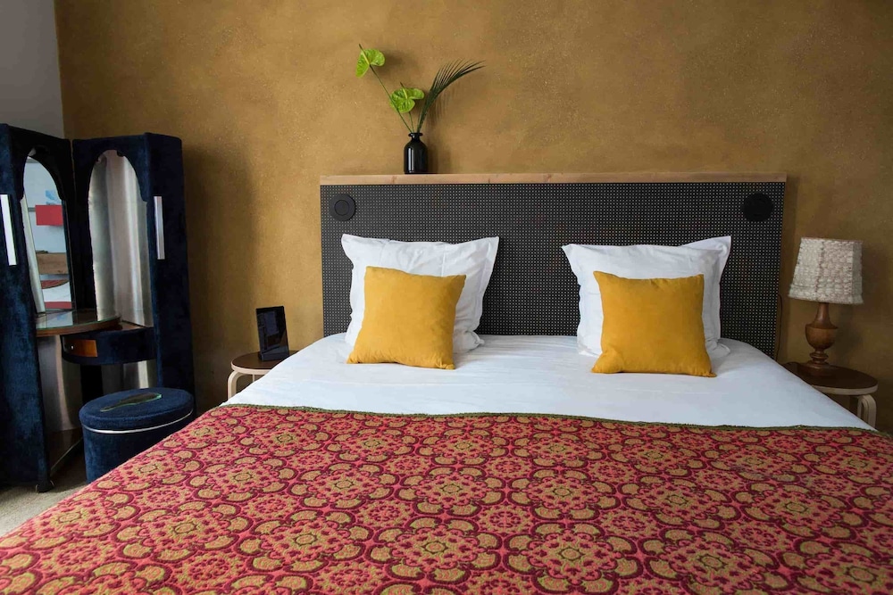 غرفة بسرير كينج بشرفة، Hotel La Nouvelle Republique & Hammam 2/3