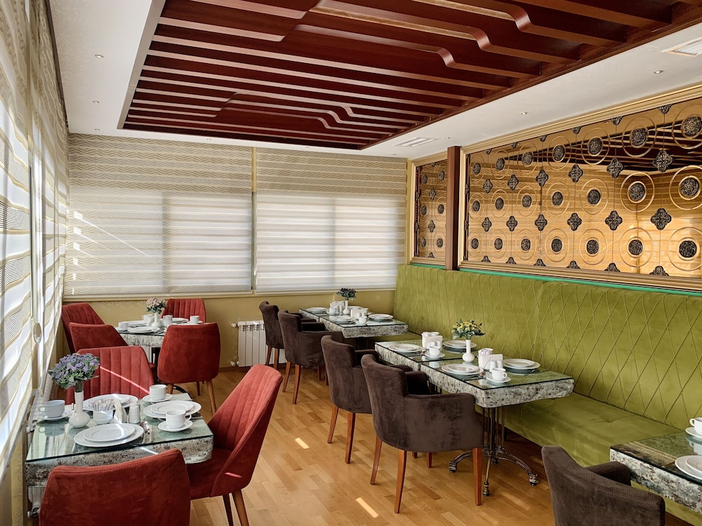 Clover Hotel Baku 50/50