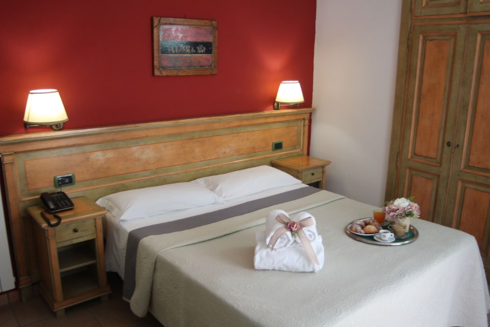 ROOM, DOUBLE OR TWIN BED