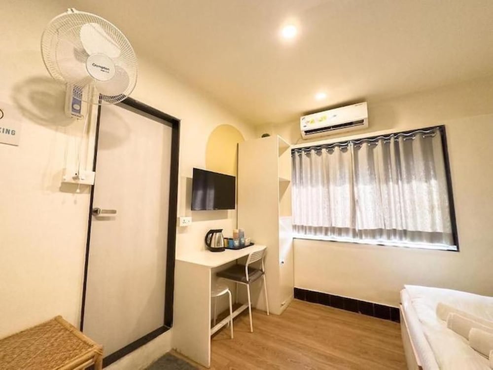 غرفة تنفيذية رباعية بسرير كينج وسرير بطابقين، Locomo Hostel - Mumbai Airport 2/2