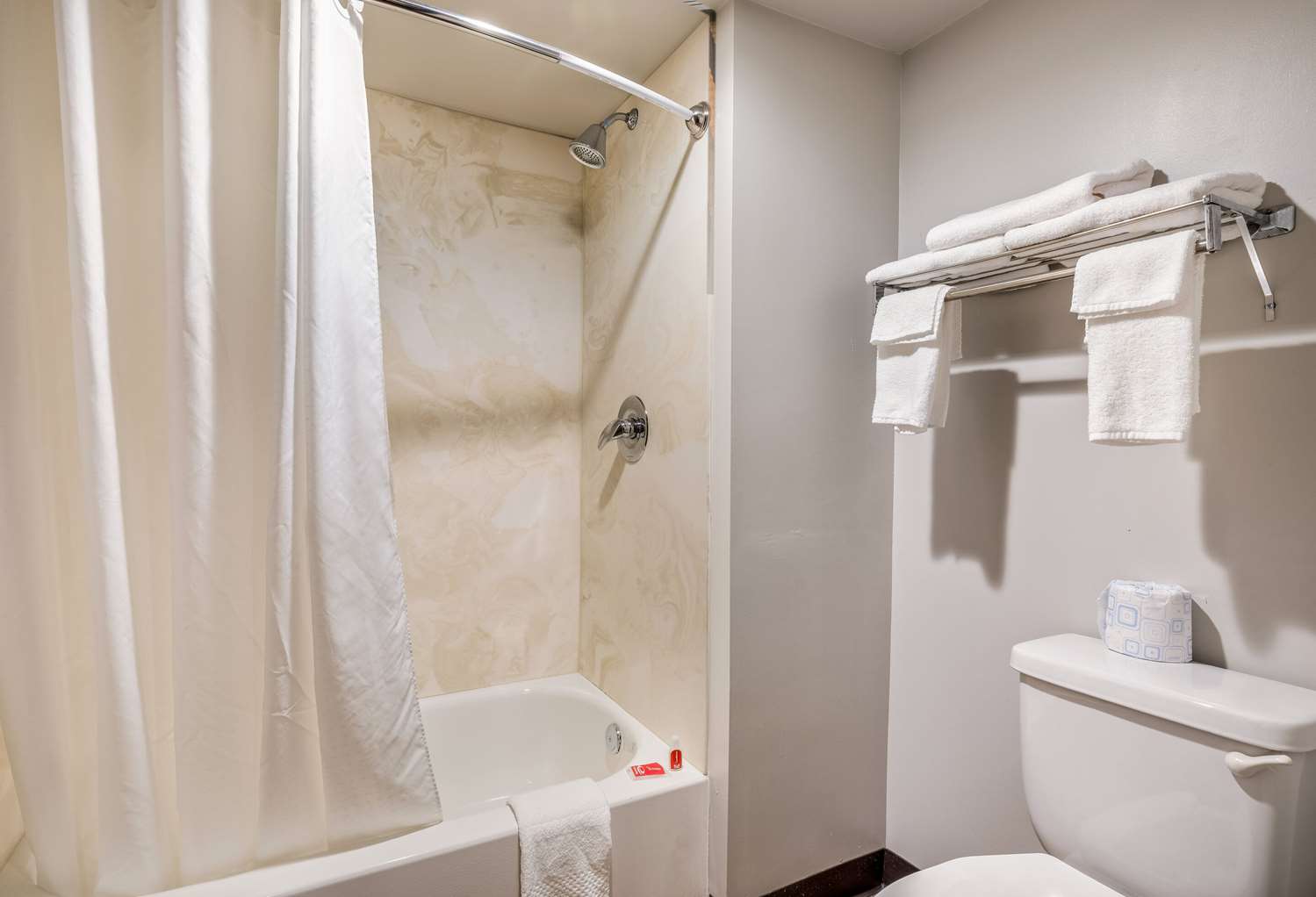 ECONO LODGE MILWAUKEE AIRPORT 25/25