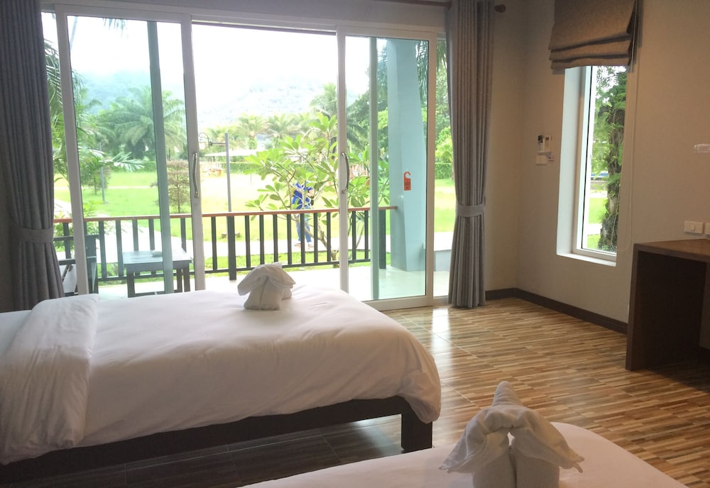 Khaolak Mountain View 8/50