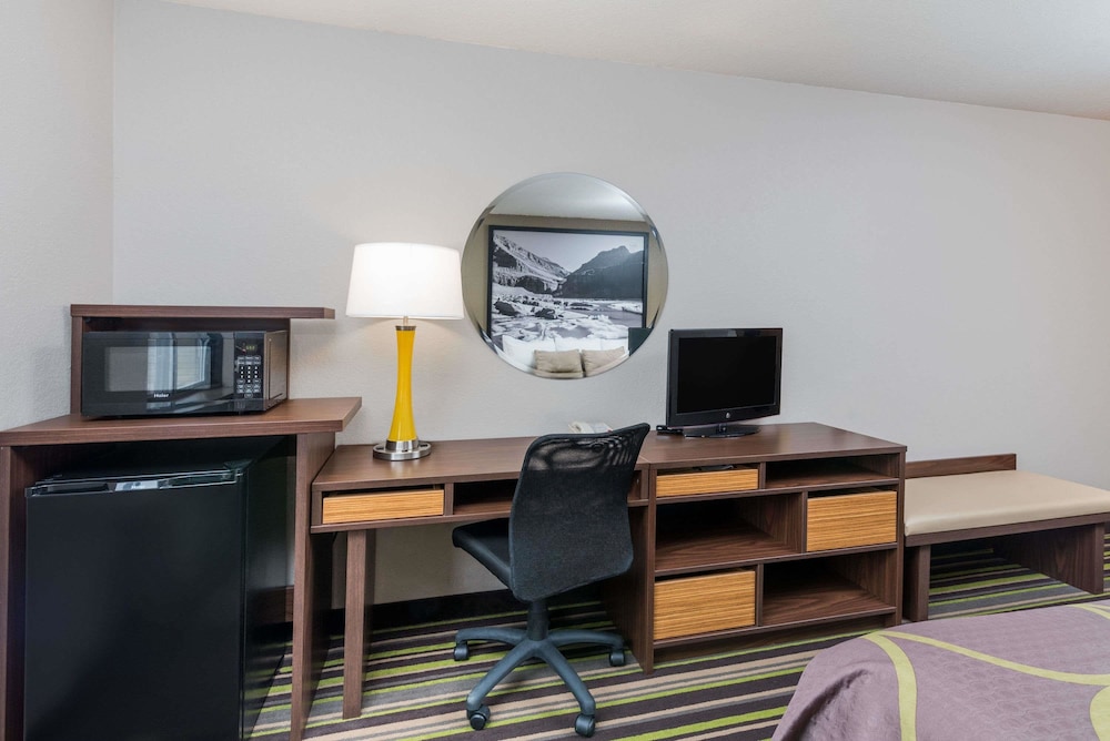 Super 8 by Wyndham Kalispell Glacier National Park 22/28