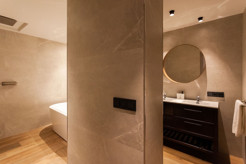 EXCLUSIVE, STUDIO, SUITE