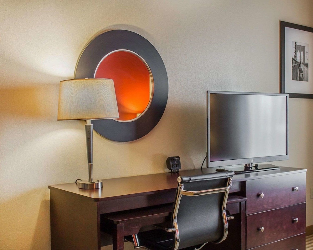 Comfort Suites Columbus East Broad 40/48