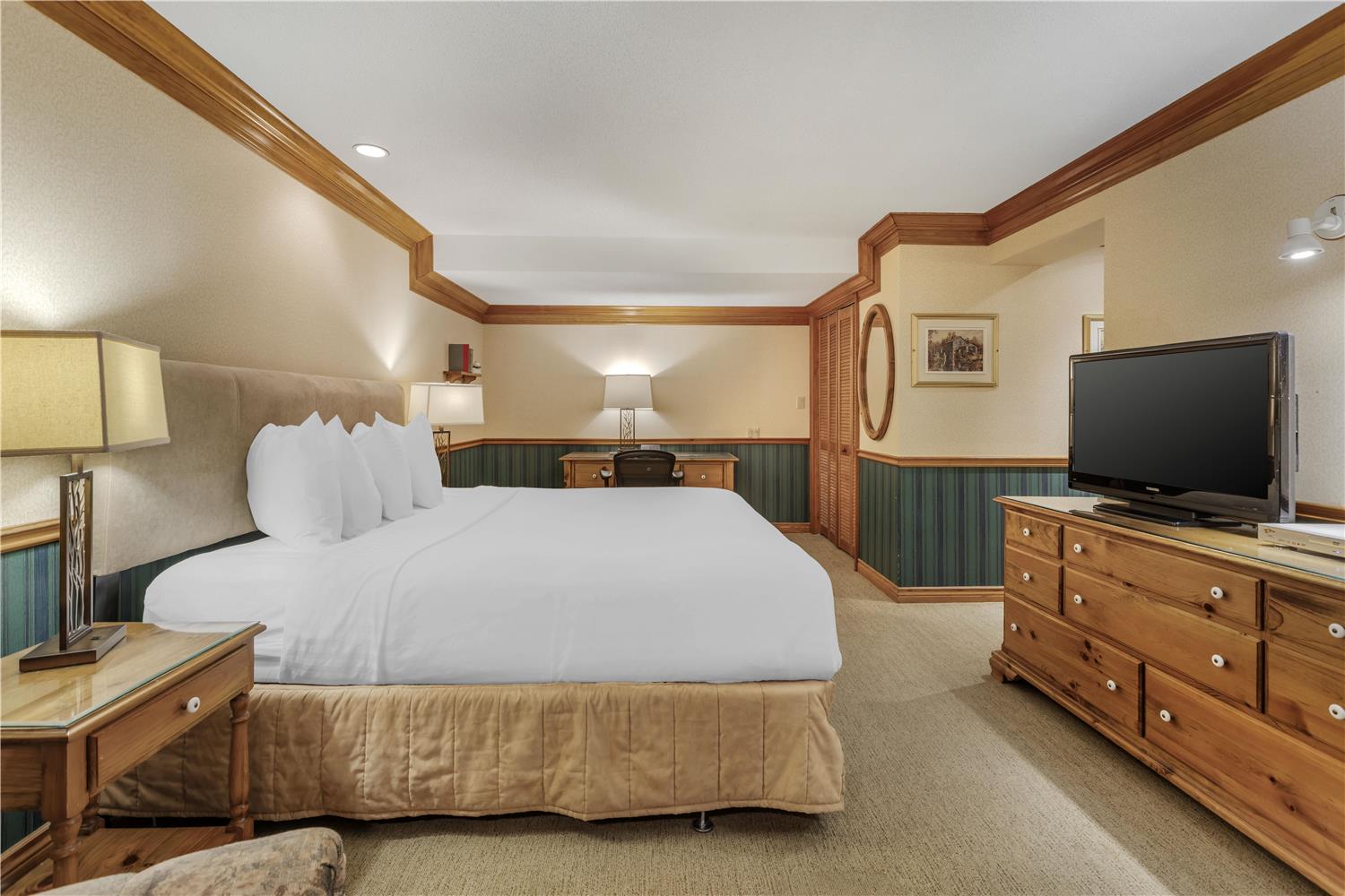 Suite, Queen Bed, North Wing