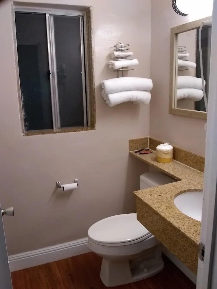 غرفة بسرير كينج، Om Park Inn and Suites El Cajon near San Diego 7/10